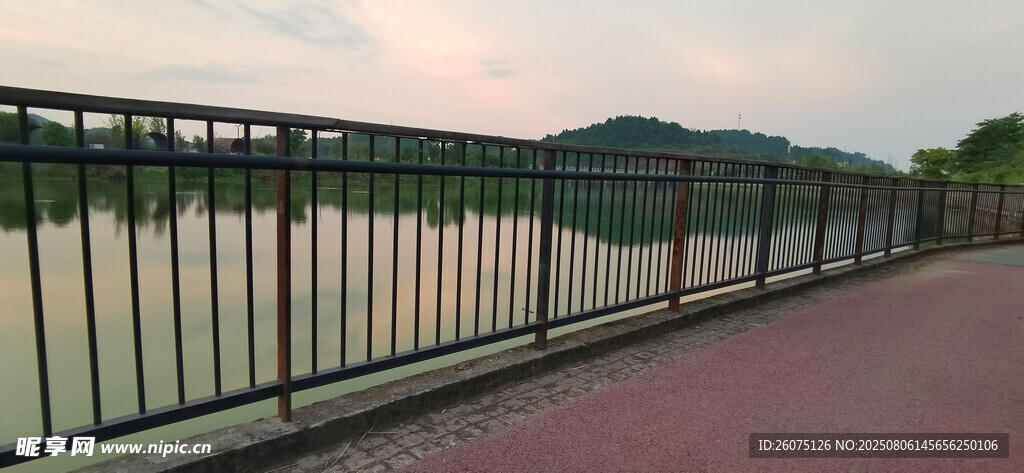 河畔护栏旁的红色步道