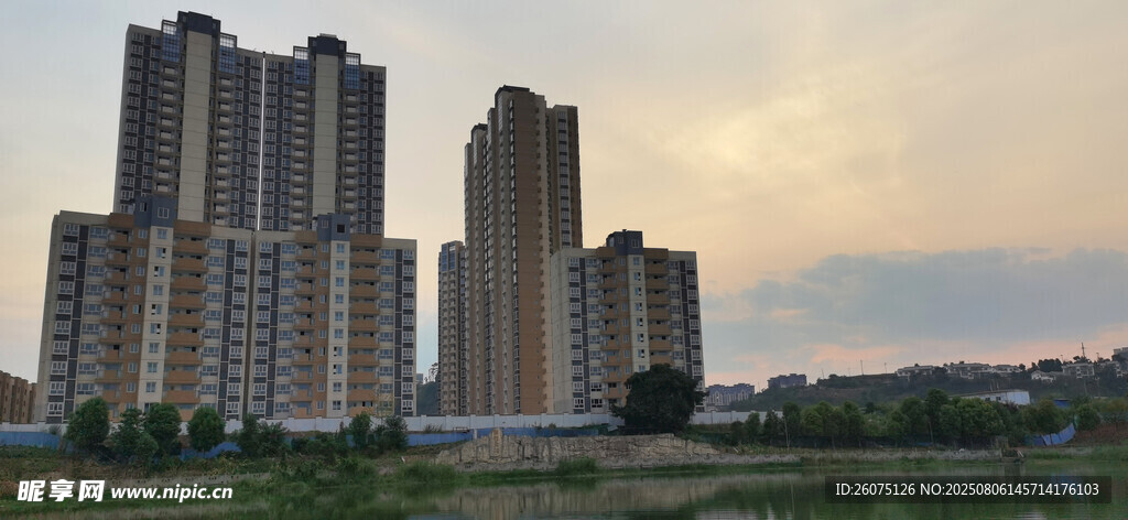 夕阳下的城市高楼景观