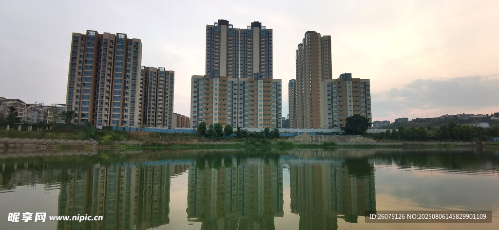 湖畔高楼倒影城市美景