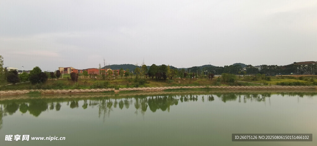 宁静湖畔风景