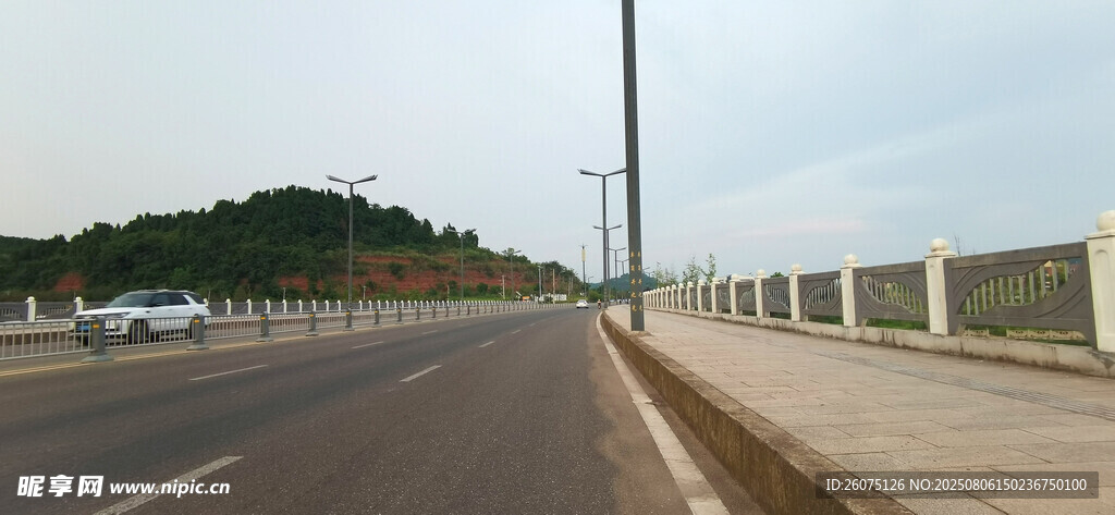 宽阔公路桥梁与远处青山