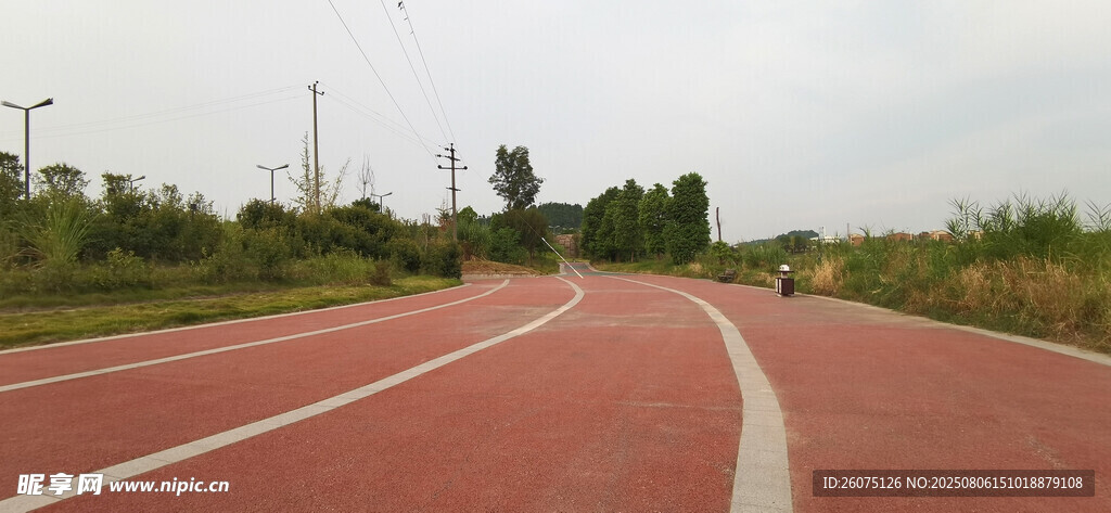红色跑道公路