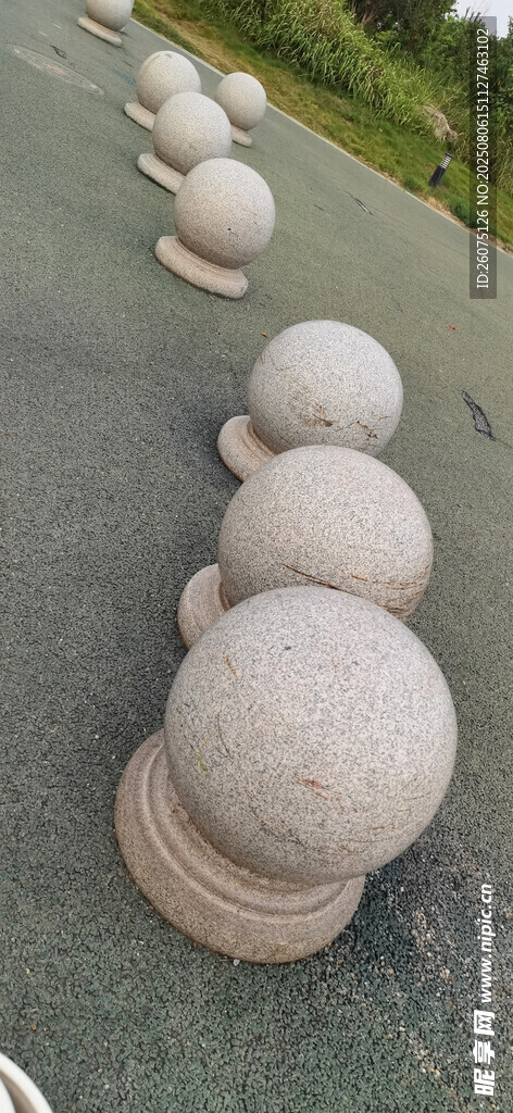 道路旁的石球景观