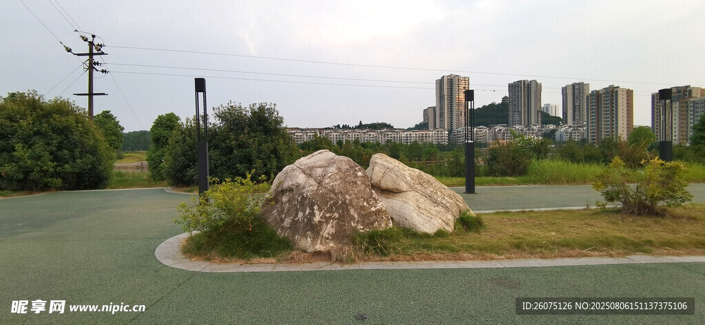 公园巨石与远处城市景观