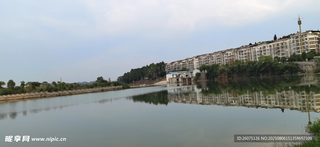 湖畔古老建筑风景
