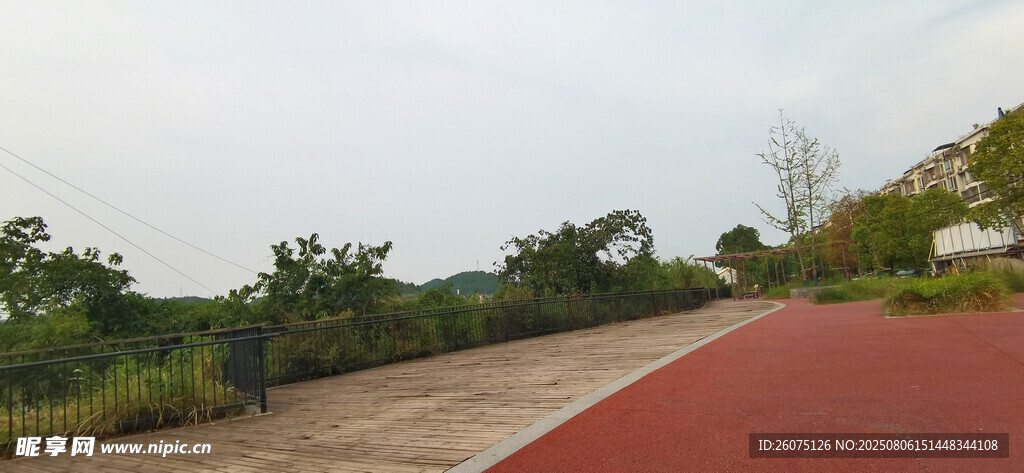 户外红色步道与绿植景观