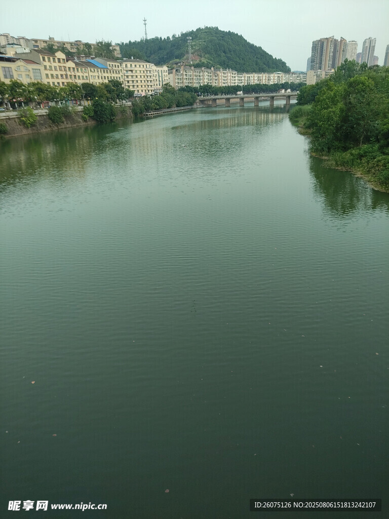 城市河畔风光