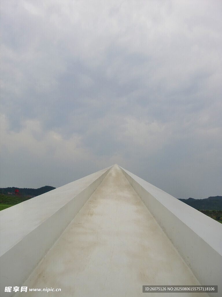 延伸向远方的白色建筑道路