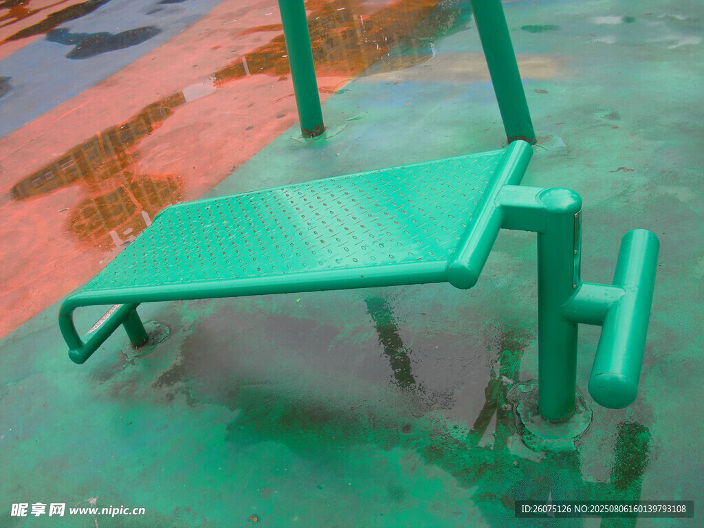 绿色金属健身器材