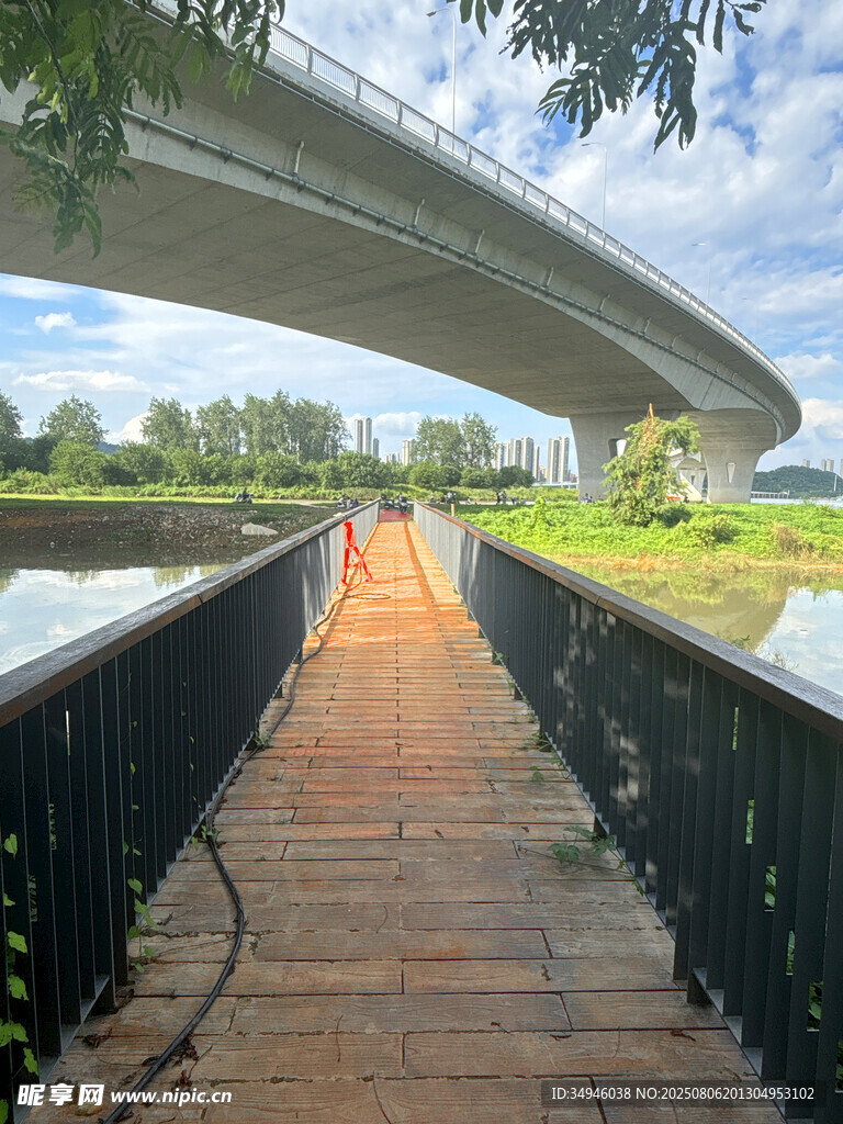 河畔木栈道与跨河桥梁
