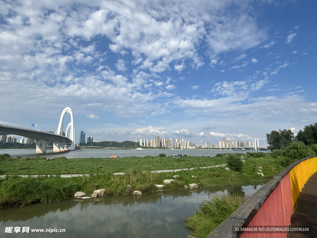 河畔风光与远处桥梁景致