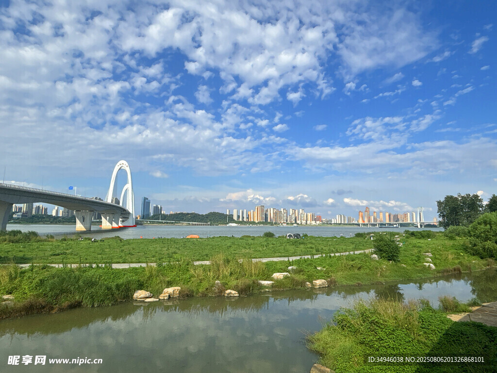 河畔桥梁与蓝天白云美景