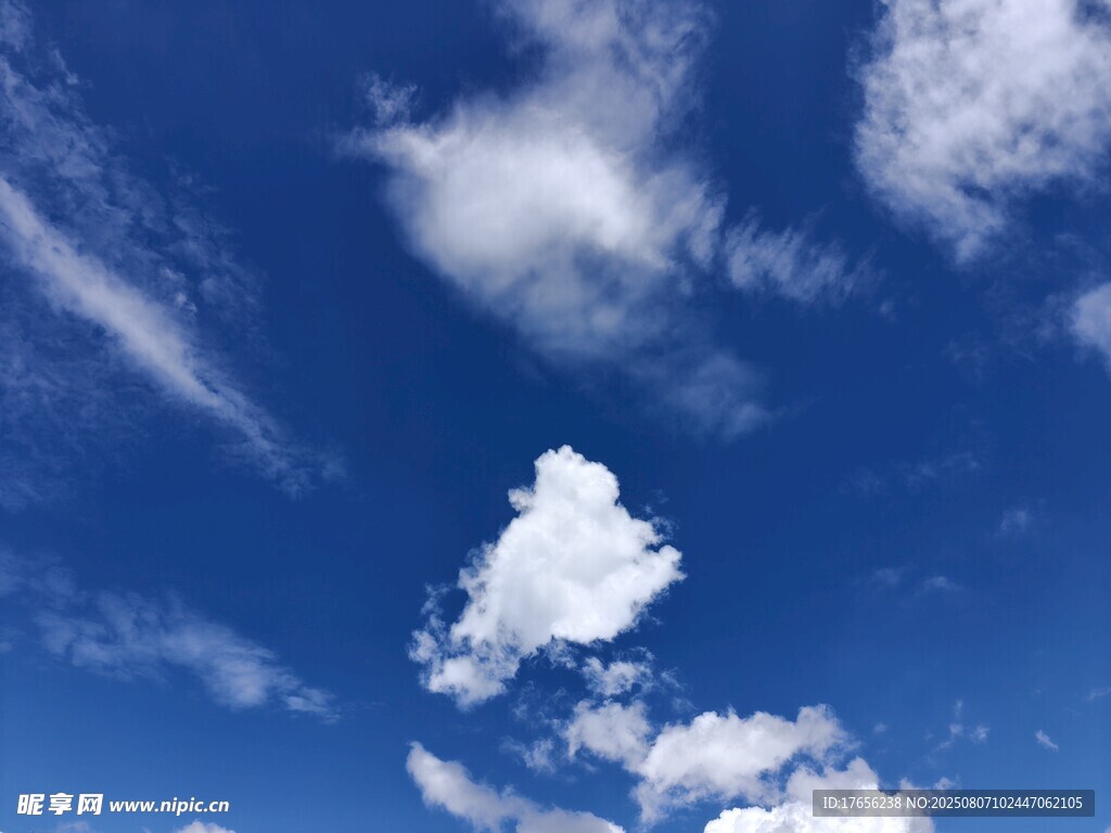 蓝天飘白云