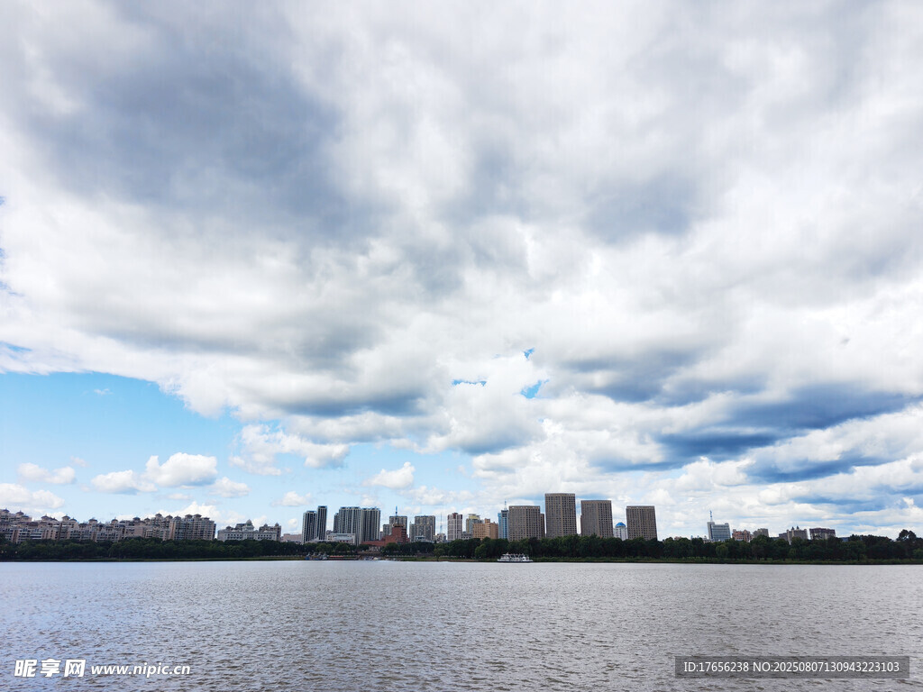 河畔城市风光