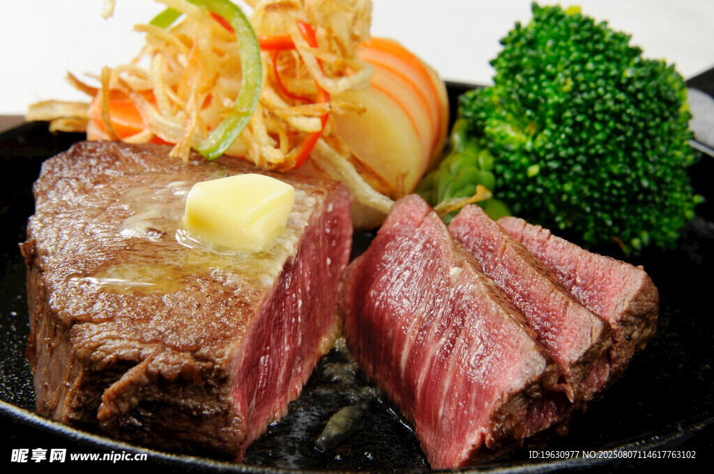 美味牛排搭配蔬菜