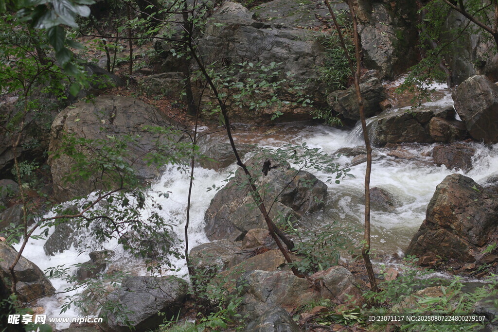 山间溪流