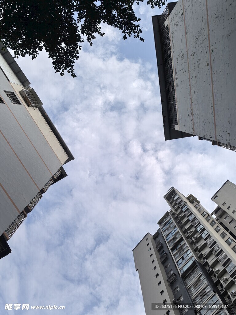 仰视城市高楼与天空