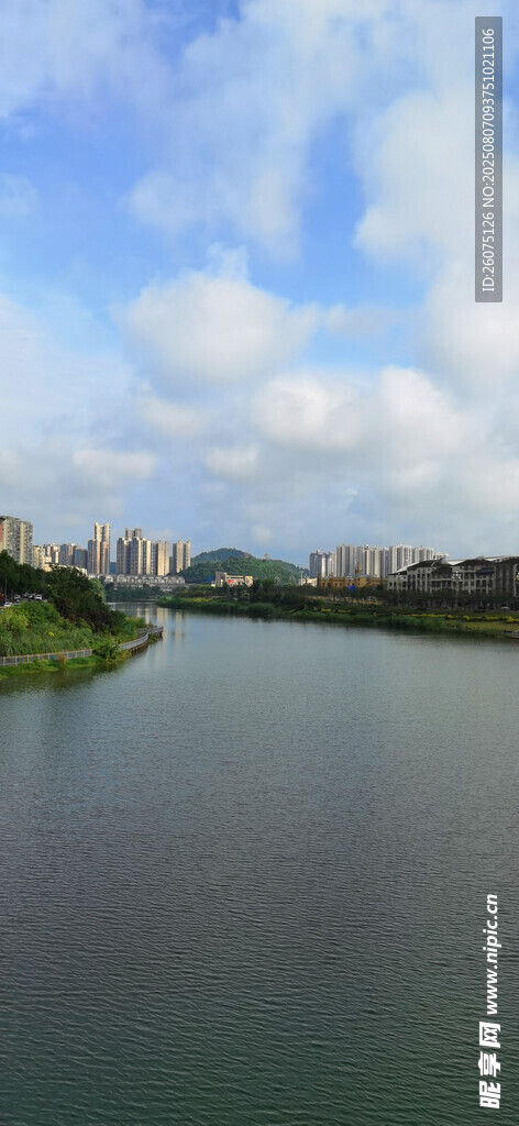 蓝天下的河畔风光美景
