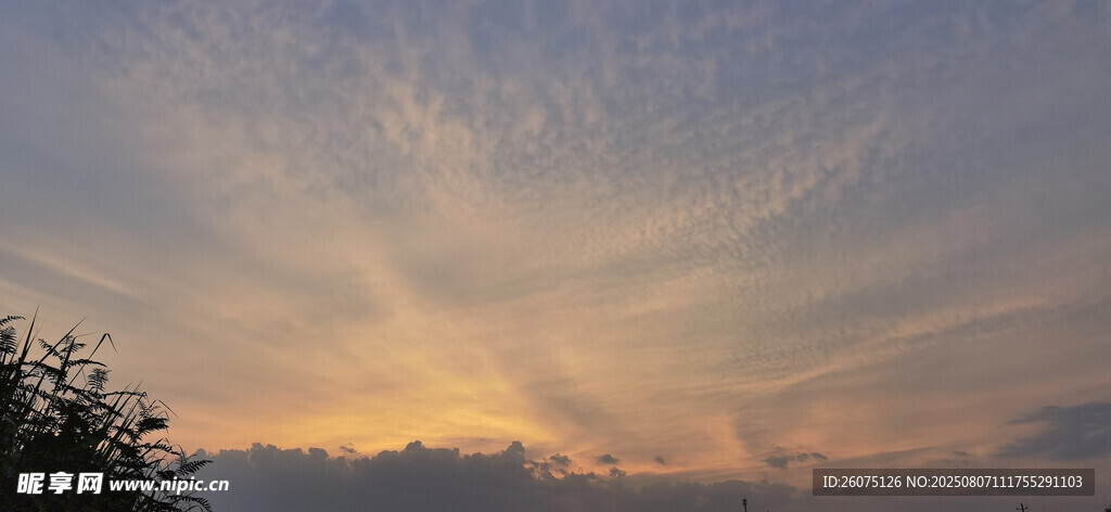 日落时分的绚烂天空