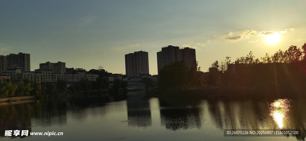 湖畔夕阳下的城市美景