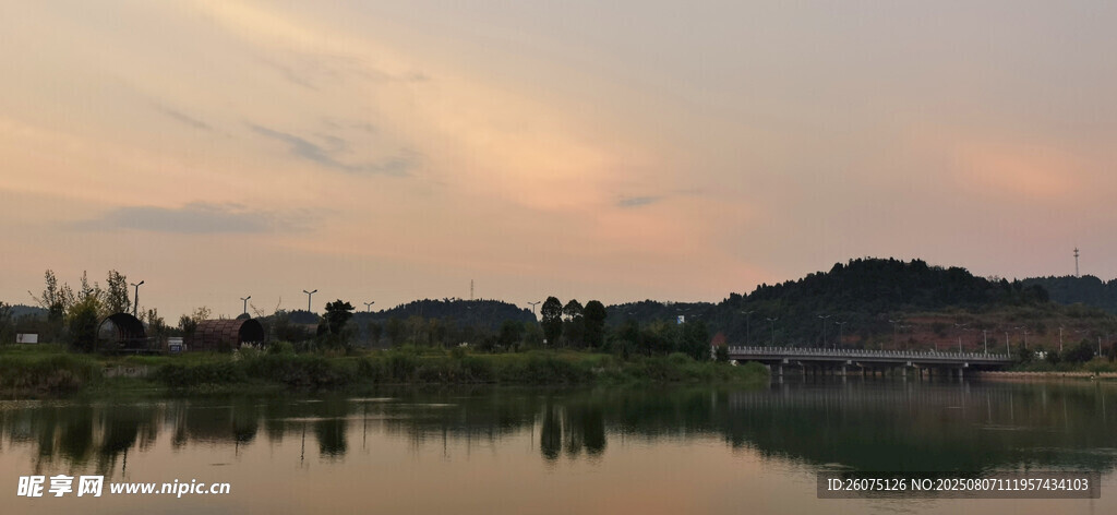 湖畔黄昏美景