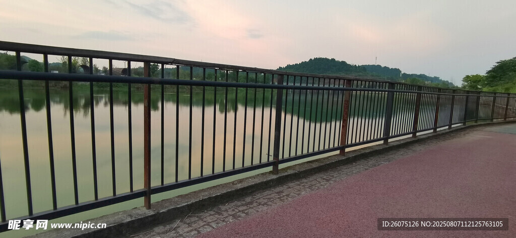 黄昏河畔护栏边的宁静景致