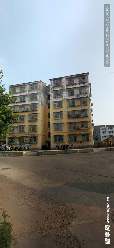 老旧多层住宅楼外观