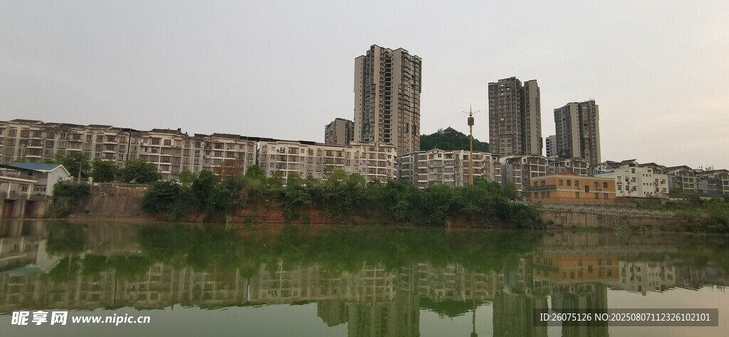 河畔城市风光