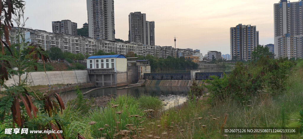 城市河畔堤坝风光