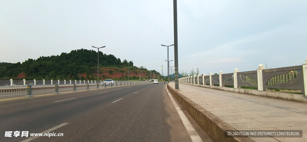 宽阔公路边的护栏与远景