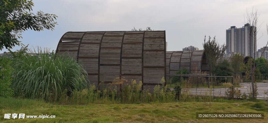 户外遮阳棚建筑与绿植景观