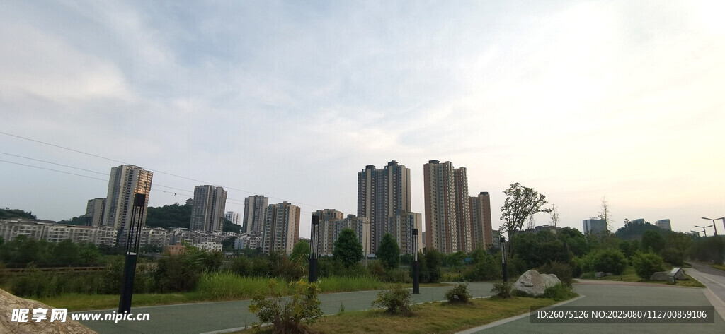 城郊风光绿树与建筑相映