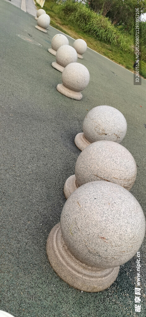 道路旁的球形石墩景观