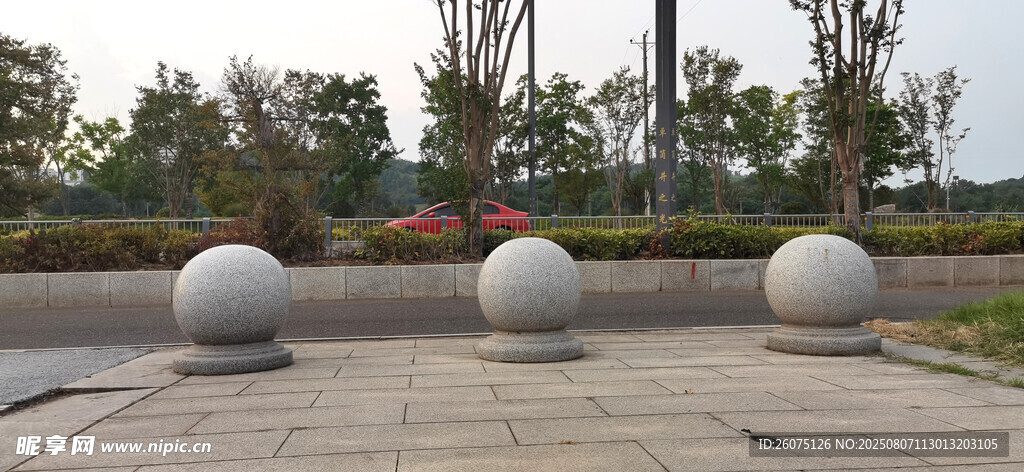 户外圆形石球景观