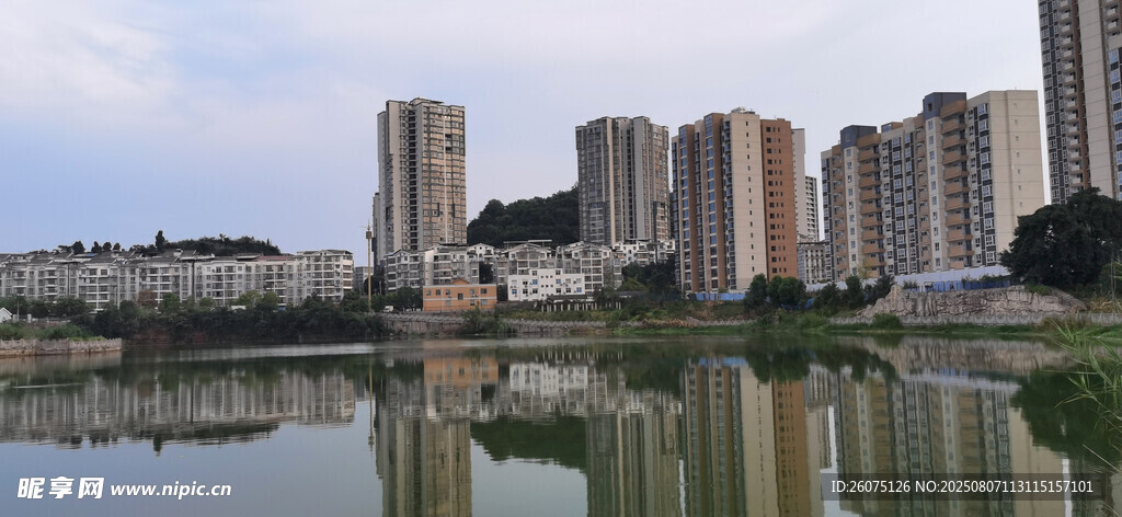 城市湖畔高楼倒影景观