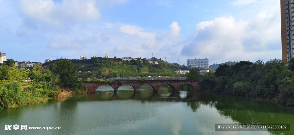 古桥与河畔风景