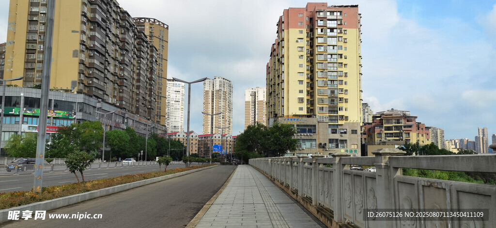 城市桥上道路与远处的高楼景观