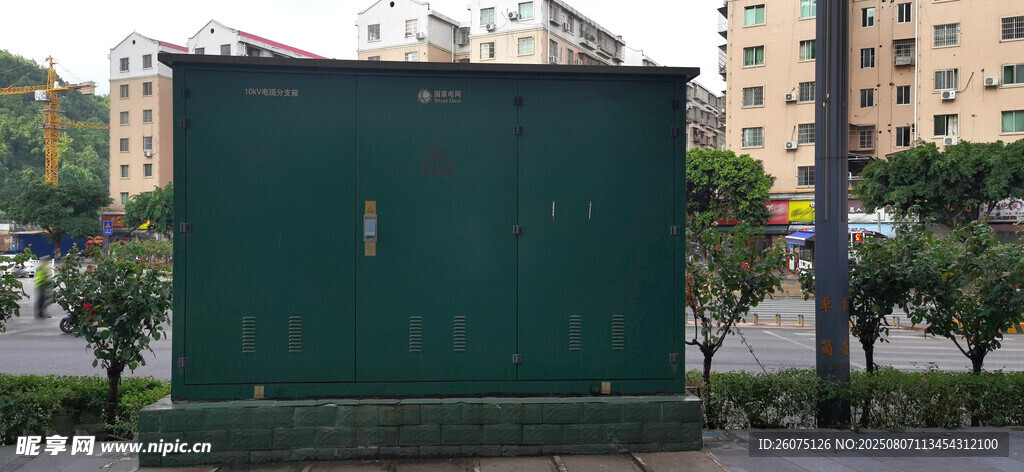 城市中的绿色高压电箱