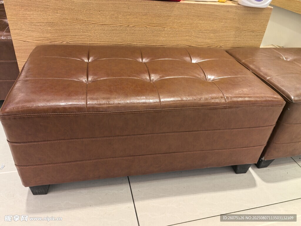 棕色皮质方形矮凳