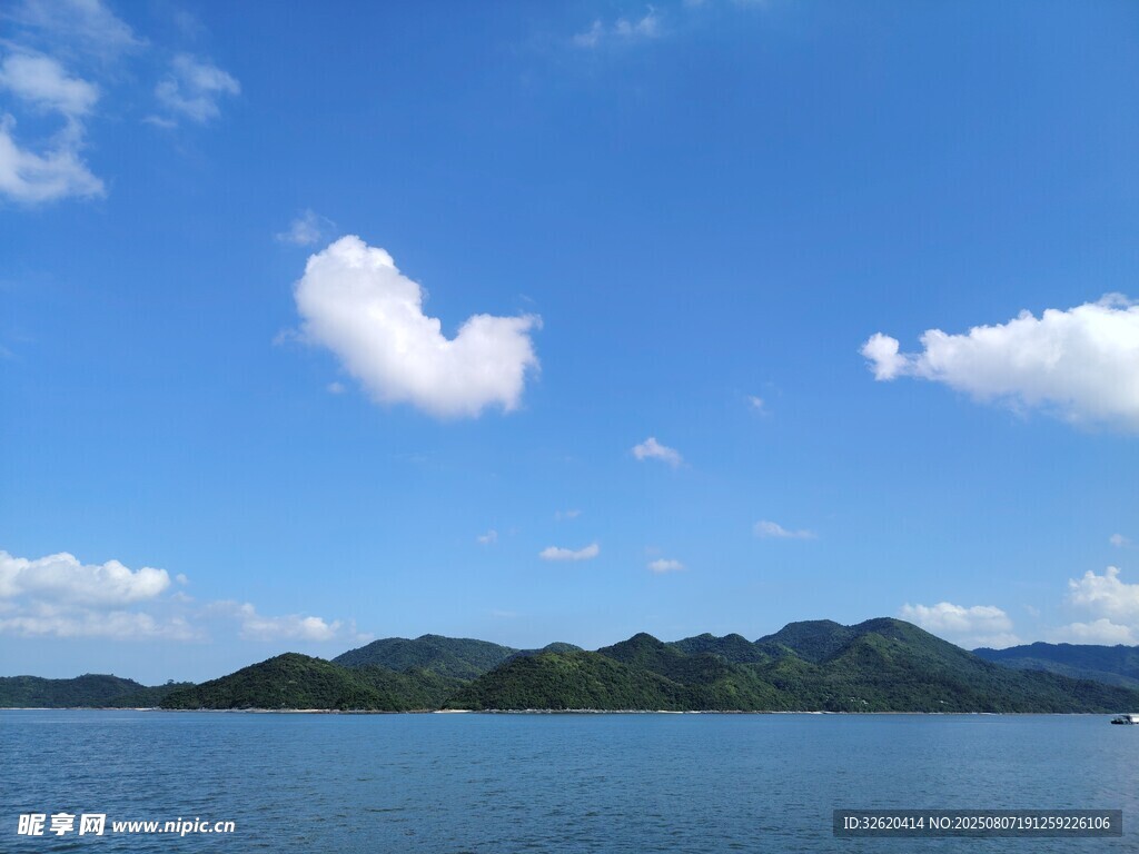 蓝天碧水间的秀丽湖景