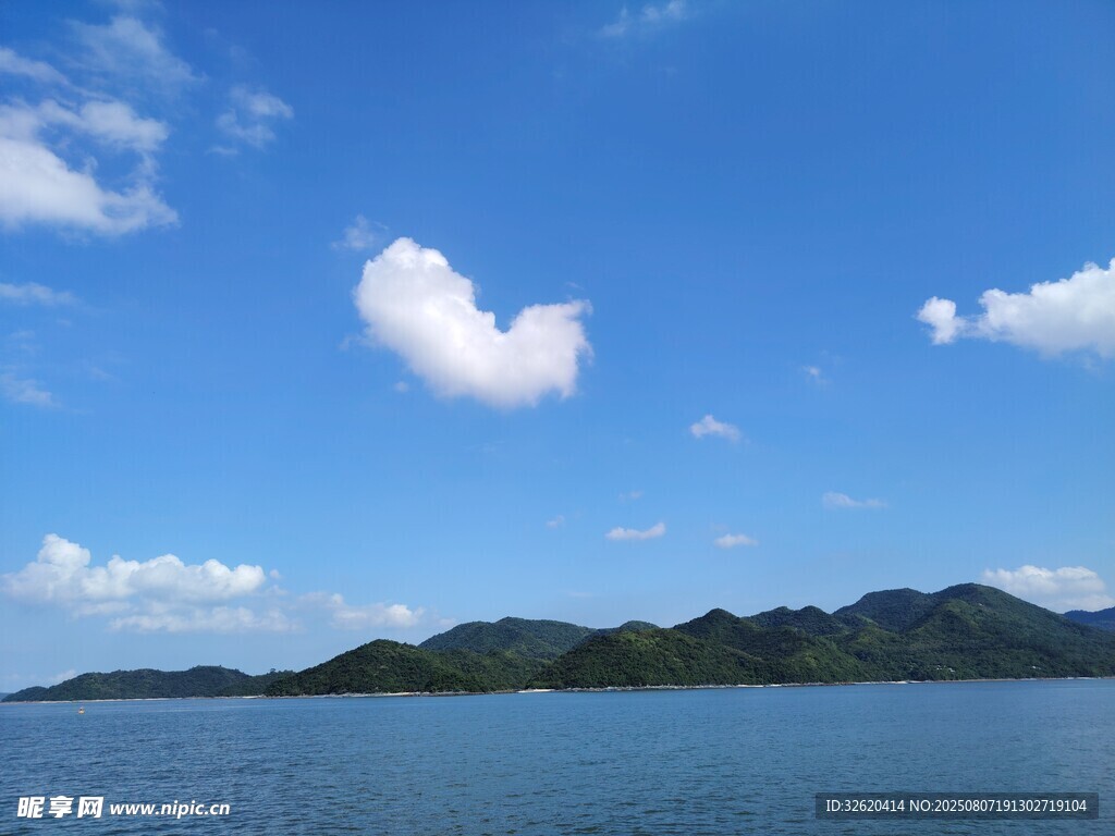 蓝天碧水间的秀丽湖山