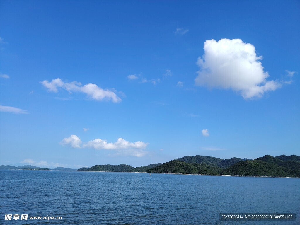 碧海蓝天中的宁静湖景