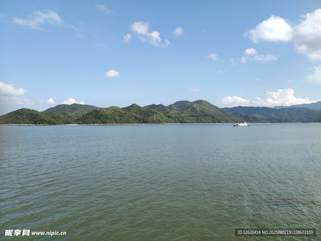碧波蓝天环绕的秀丽湖景