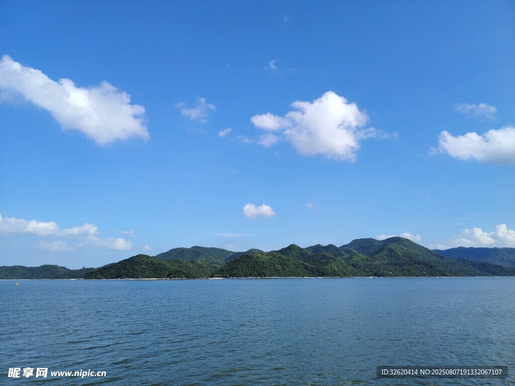 蓝天碧水间的秀丽湖景
