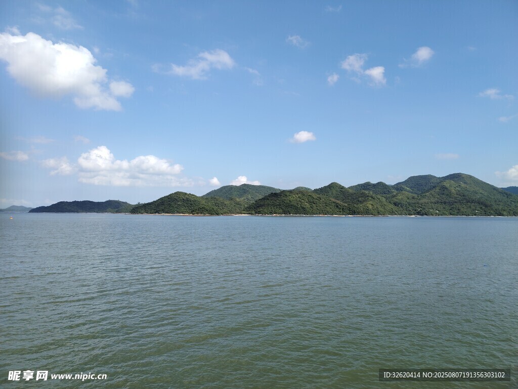 宁静湖景与远处青山