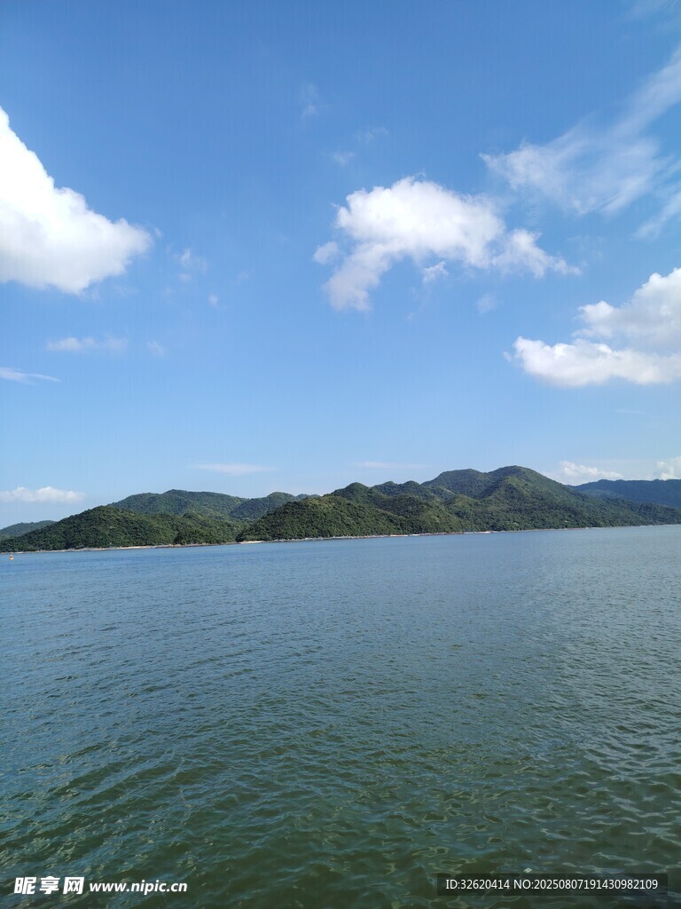 碧波蓝天中的宁静山水