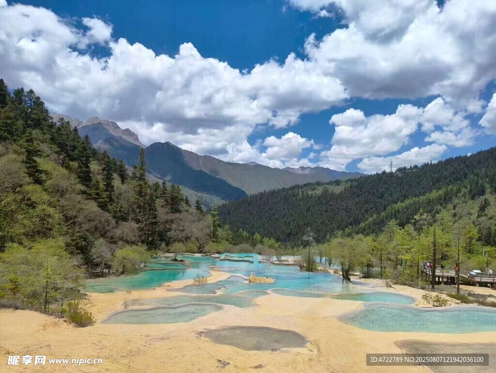 梦幻山水间的多彩河谷