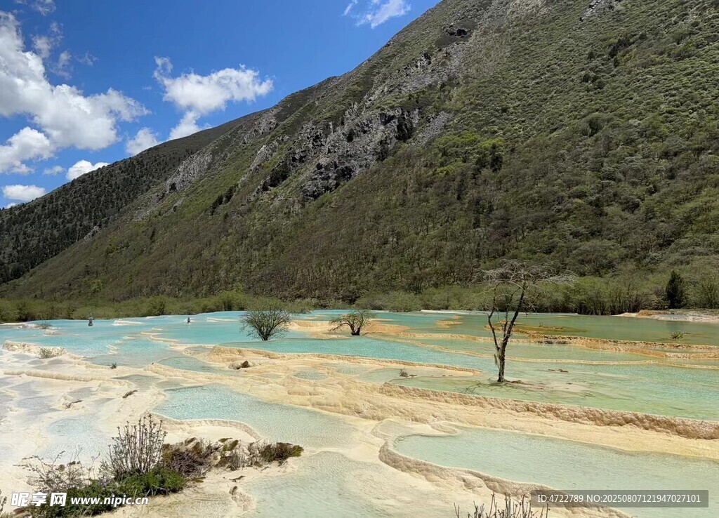 梦幻五彩的山间湖泊景观