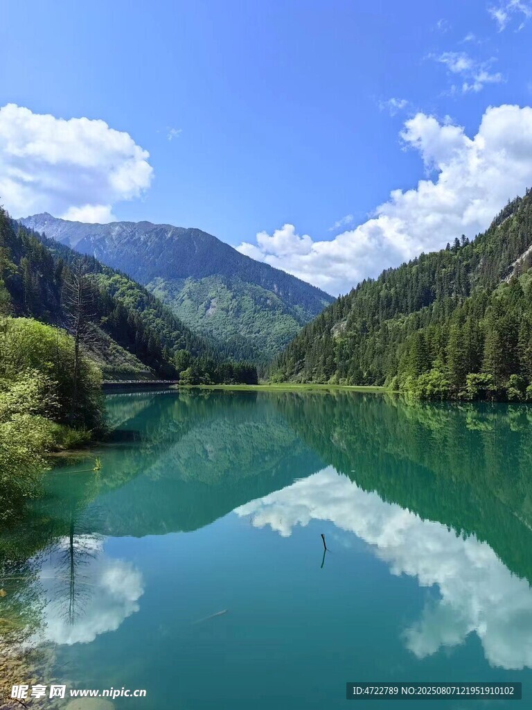 青山绿水间的静谧湖泊