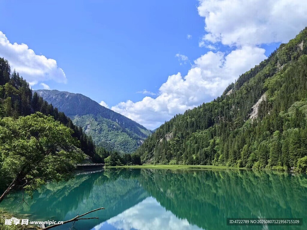 青山环抱的碧绿湖泊